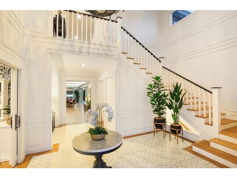 1 Royal Mews, Sovereign Islands QLD 4216