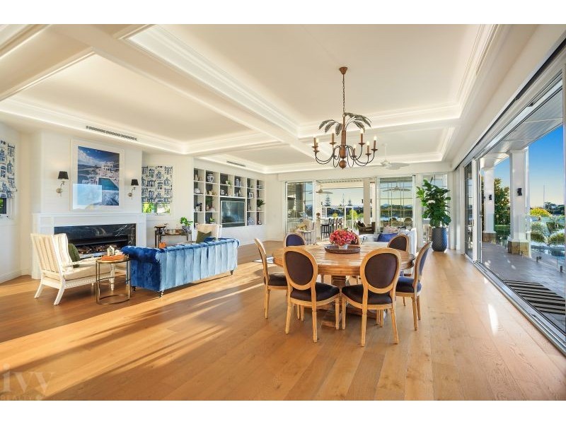 1 Royal Mews, Sovereign Islands QLD 4216