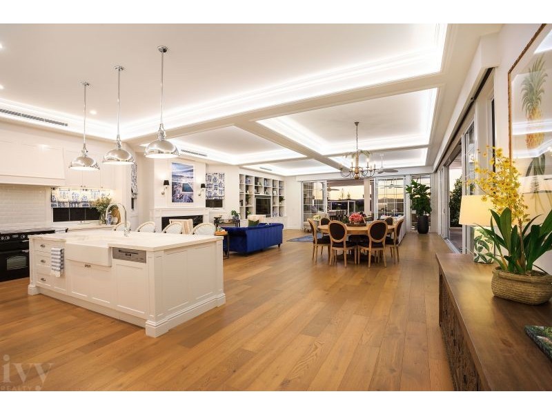 1 Royal Mews, Sovereign Islands QLD 4216