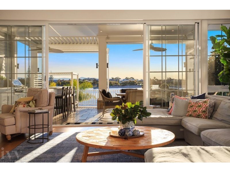 1 Royal Mews, Sovereign Islands QLD 4216