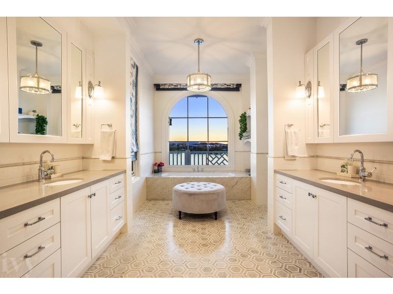 1 Royal Mews, Sovereign Islands QLD 4216