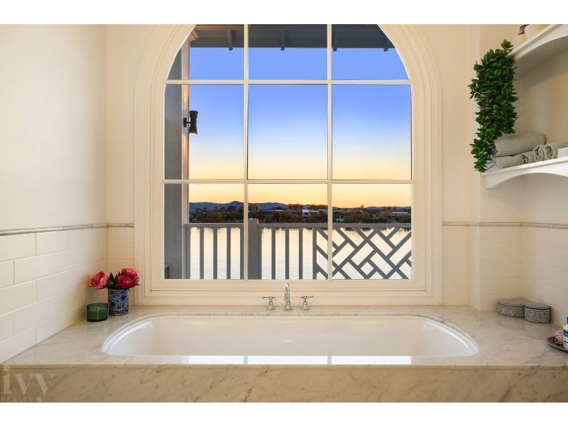 1 Royal Mews, Sovereign Islands QLD 4216