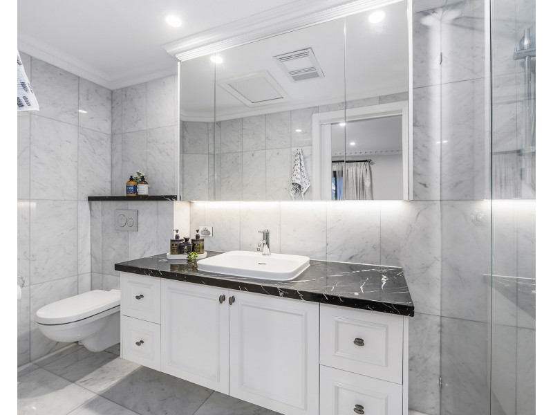 1-3 Queen Guineveres Place, Sovereign Islands QLD 4216