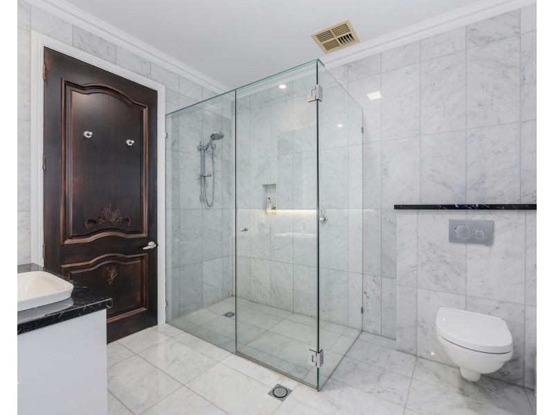 1-3 Queen Guineveres Place, Sovereign Islands QLD 4216