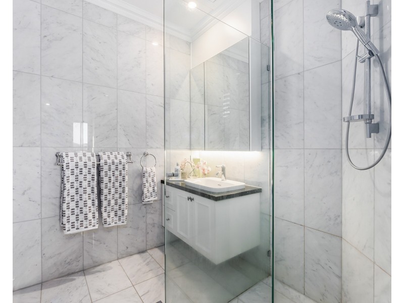 1-3 Queen Guineveres Place, Sovereign Islands QLD 4216