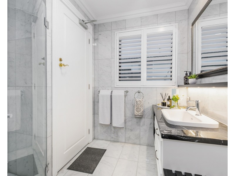 1-3 Queen Guineveres Place, Sovereign Islands QLD 4216