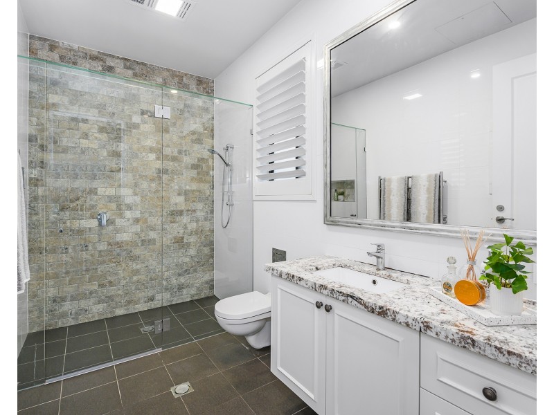 1-3 Queen Guineveres Place, Sovereign Islands QLD 4216