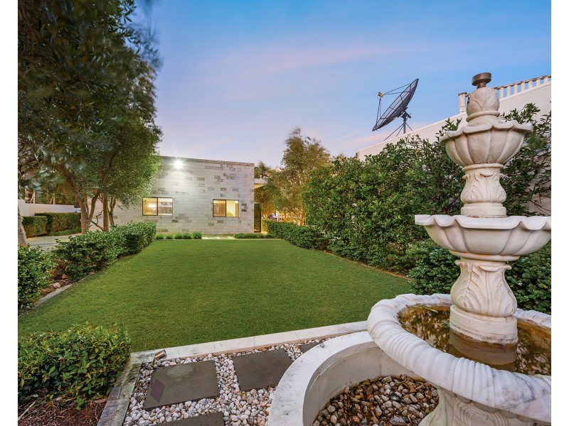 1-3 Queen Guineveres Place, Sovereign Islands QLD 4216