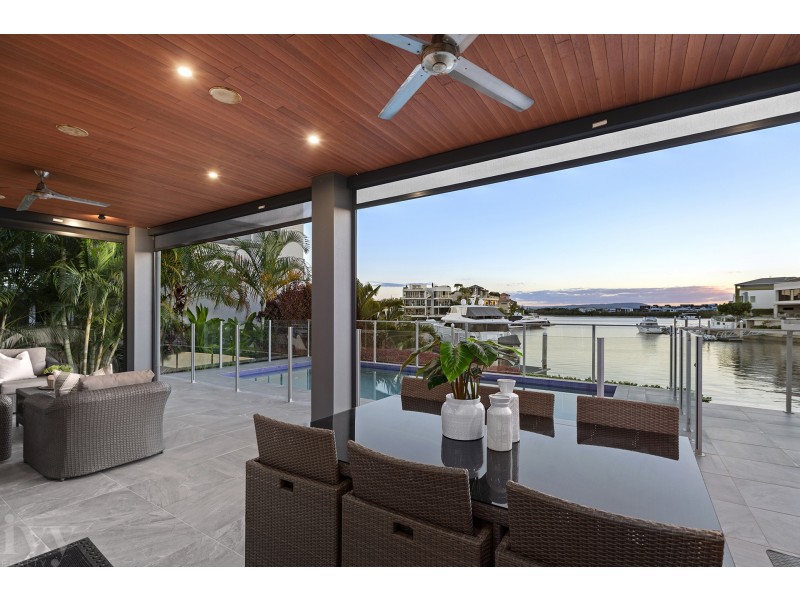 2 Hampton Court, Sovereign Islands QLD 4216