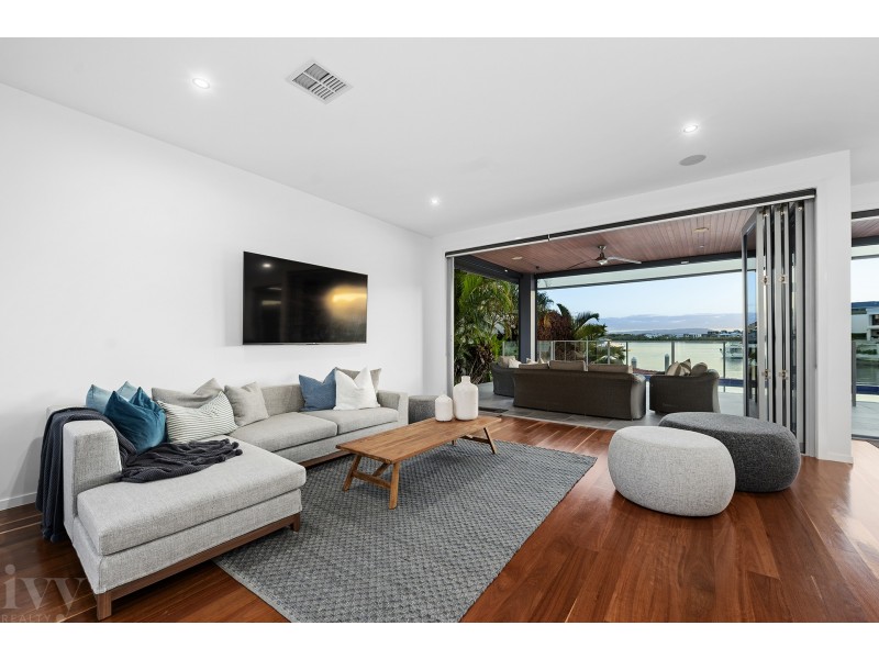 2 Hampton Court, Sovereign Islands QLD 4216