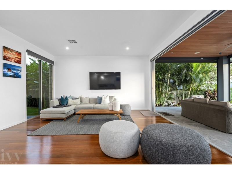 2 Hampton Court, Sovereign Islands QLD 4216
