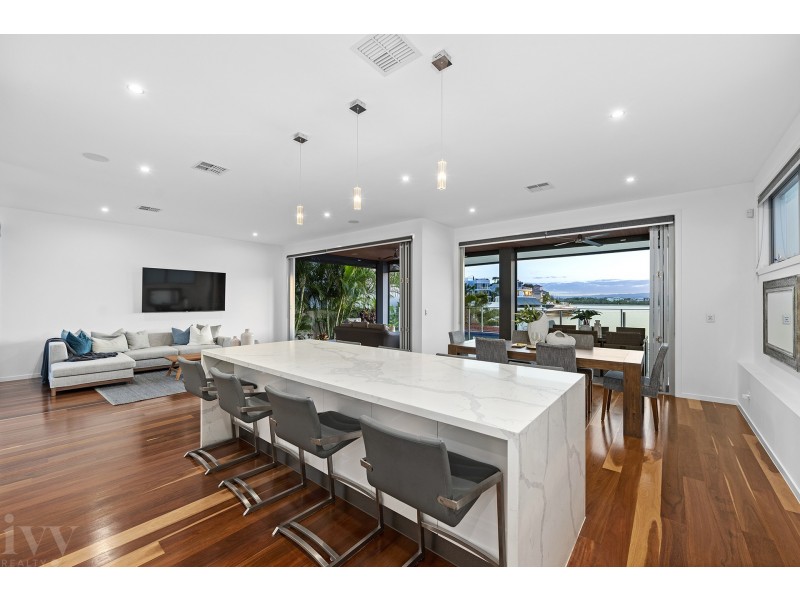 2 Hampton Court, Sovereign Islands QLD 4216