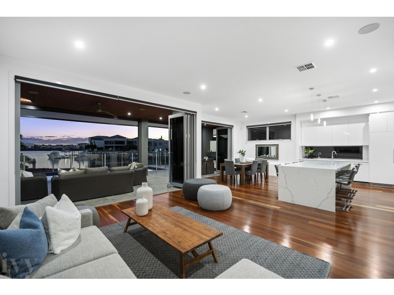 2 Hampton Court, Sovereign Islands QLD 4216