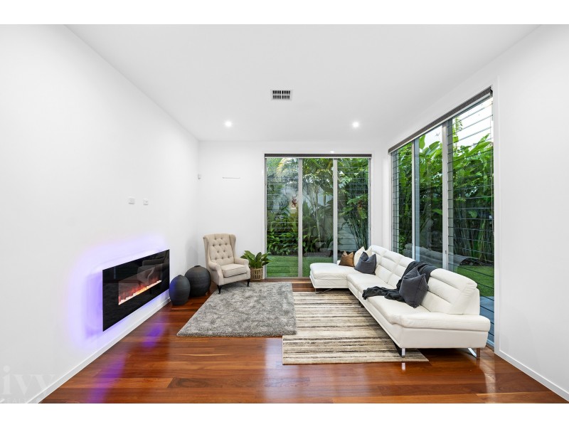 2 Hampton Court, Sovereign Islands QLD 4216