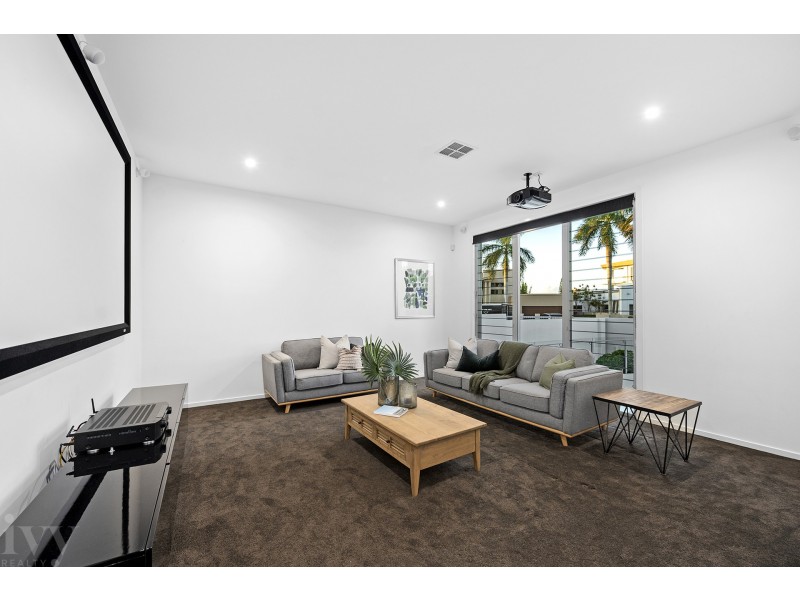 2 Hampton Court, Sovereign Islands QLD 4216