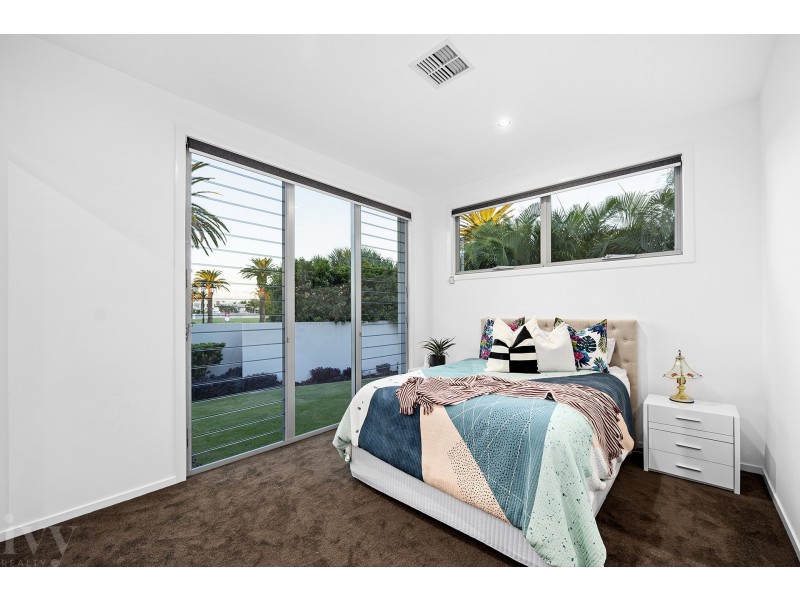 2 Hampton Court, Sovereign Islands QLD 4216