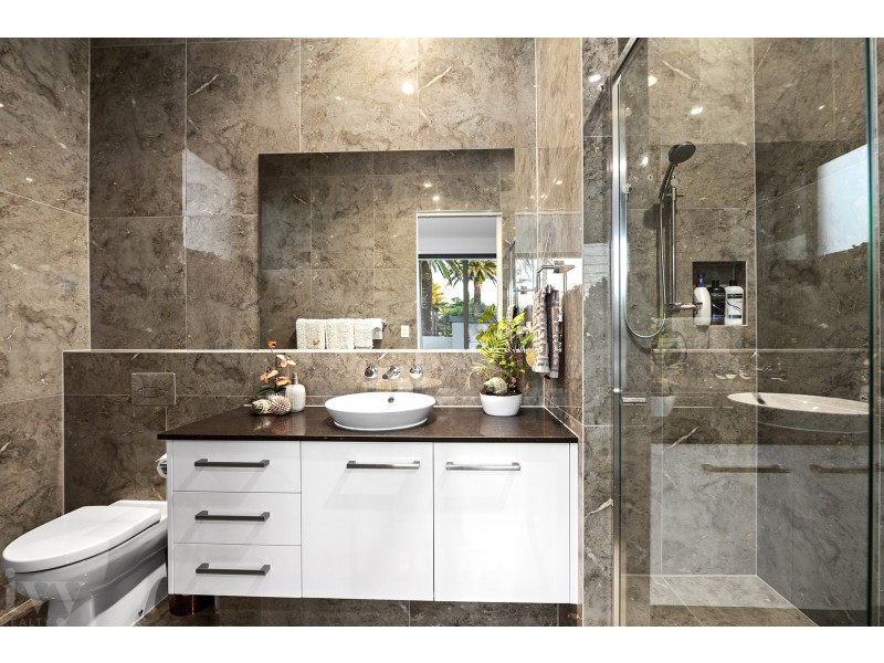 2 Hampton Court, Sovereign Islands QLD 4216