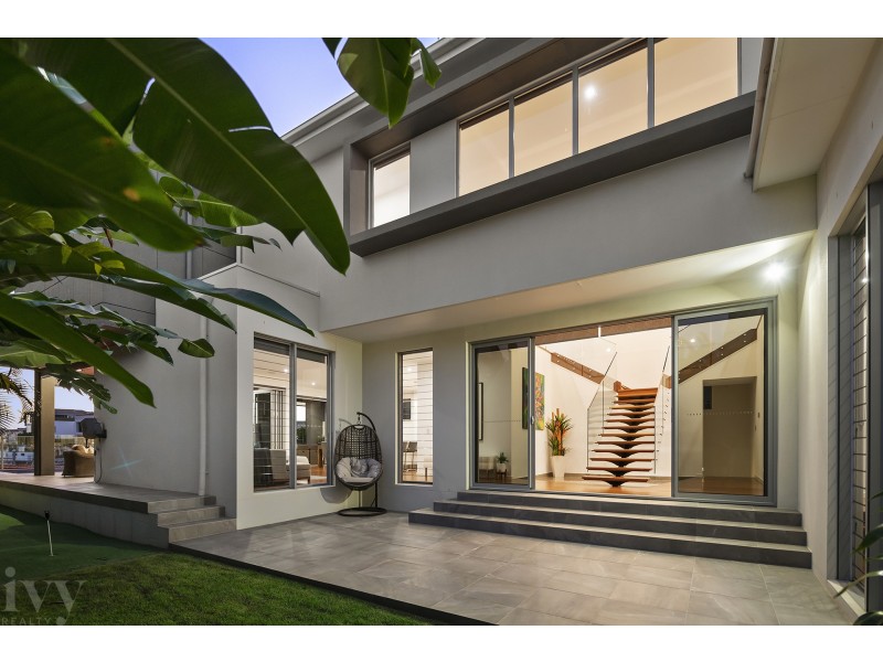 2 Hampton Court, Sovereign Islands QLD 4216