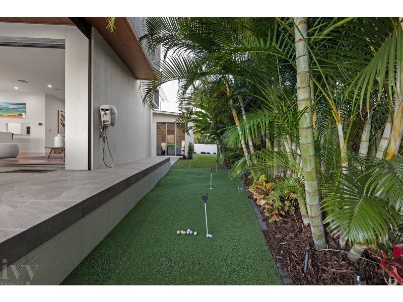2 Hampton Court, Sovereign Islands QLD 4216