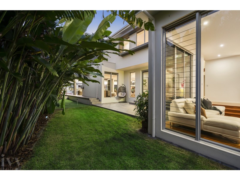 2 Hampton Court, Sovereign Islands QLD 4216