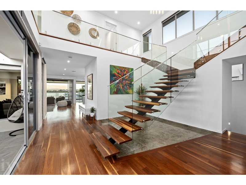 2 Hampton Court, Sovereign Islands QLD 4216