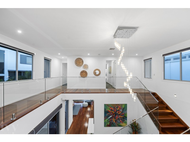 2 Hampton Court, Sovereign Islands QLD 4216