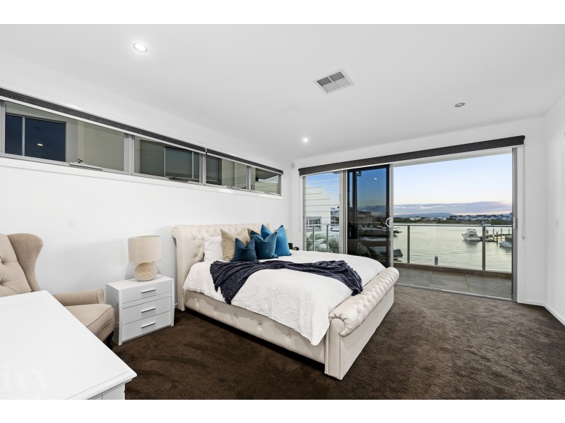2 Hampton Court, Sovereign Islands QLD 4216