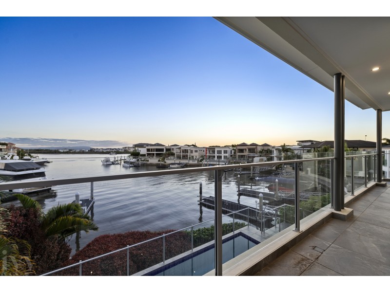 2 Hampton Court, Sovereign Islands QLD 4216