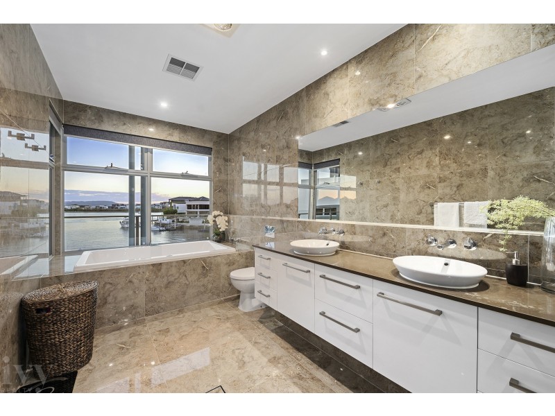 2 Hampton Court, Sovereign Islands QLD 4216