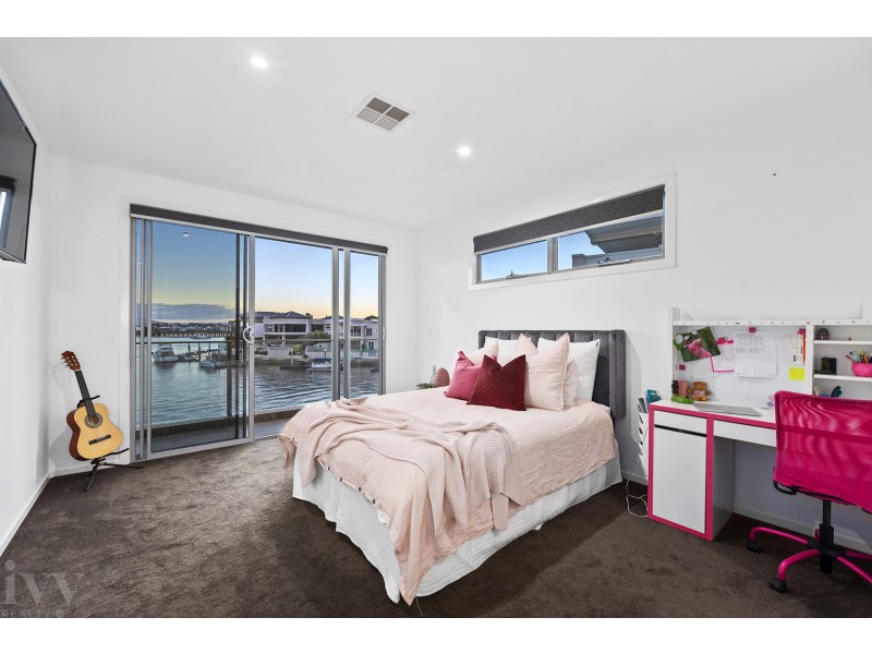 2 Hampton Court, Sovereign Islands QLD 4216