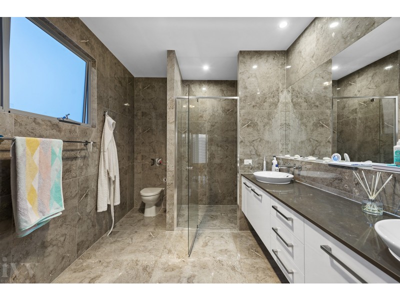 2 Hampton Court, Sovereign Islands QLD 4216