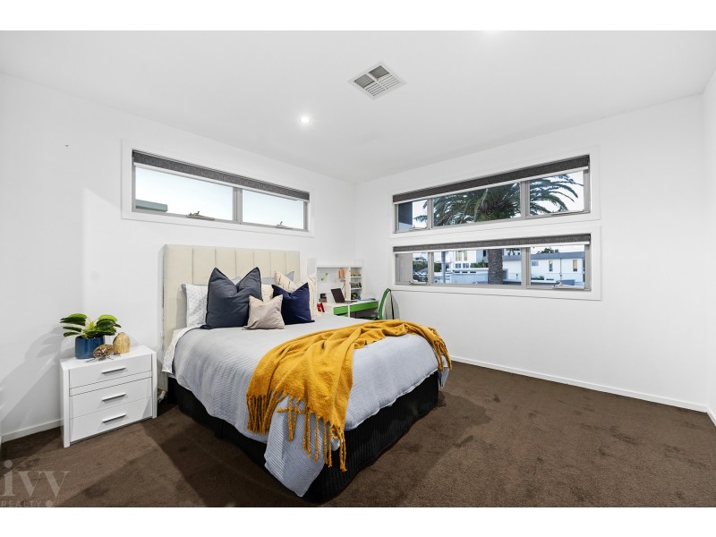 2 Hampton Court, Sovereign Islands QLD 4216