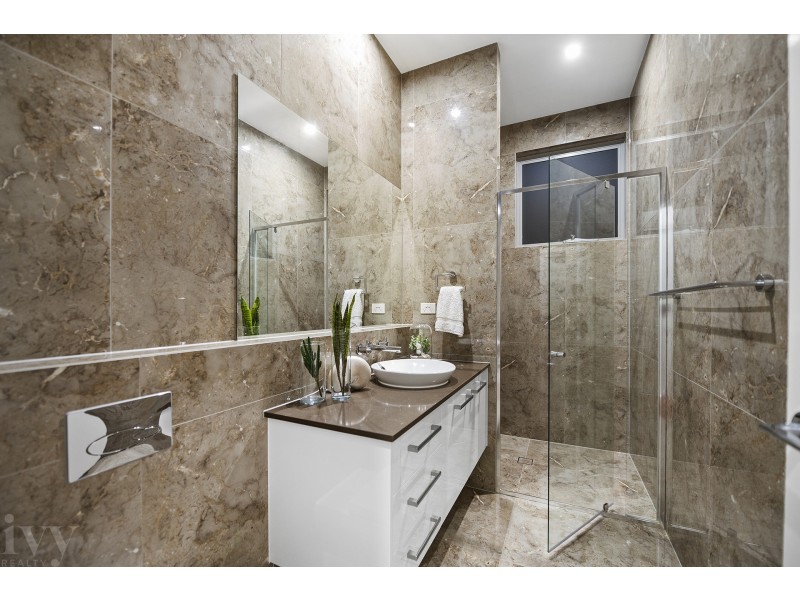 2 Hampton Court, Sovereign Islands QLD 4216