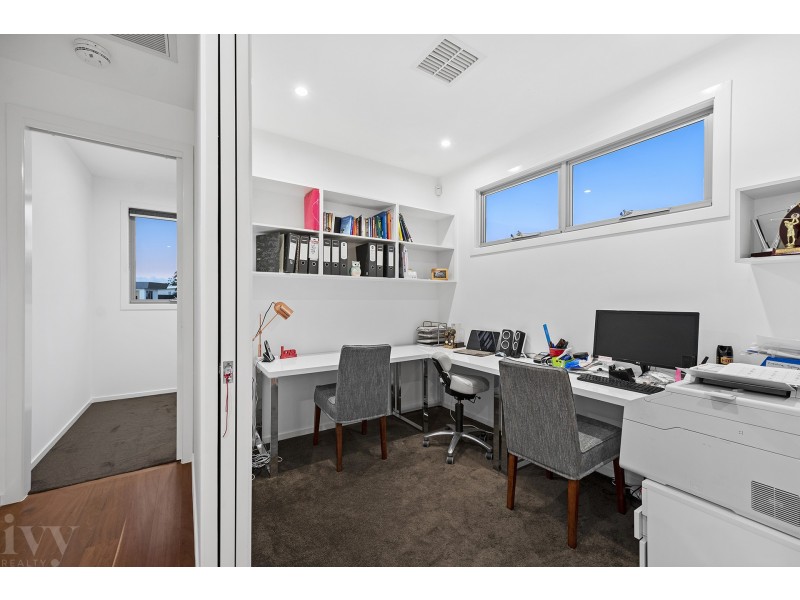 2 Hampton Court, Sovereign Islands QLD 4216