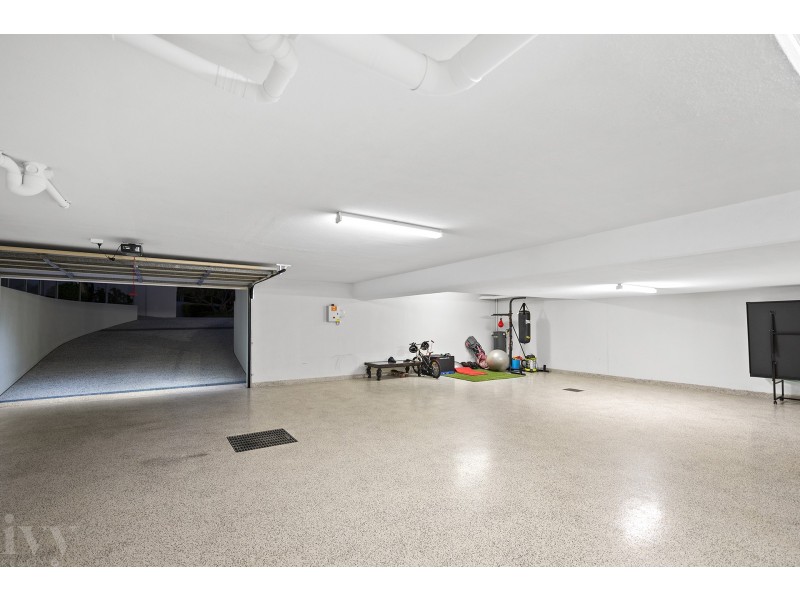 2 Hampton Court, Sovereign Islands QLD 4216