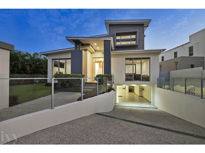 2 Hampton Court, Sovereign Islands QLD 4216