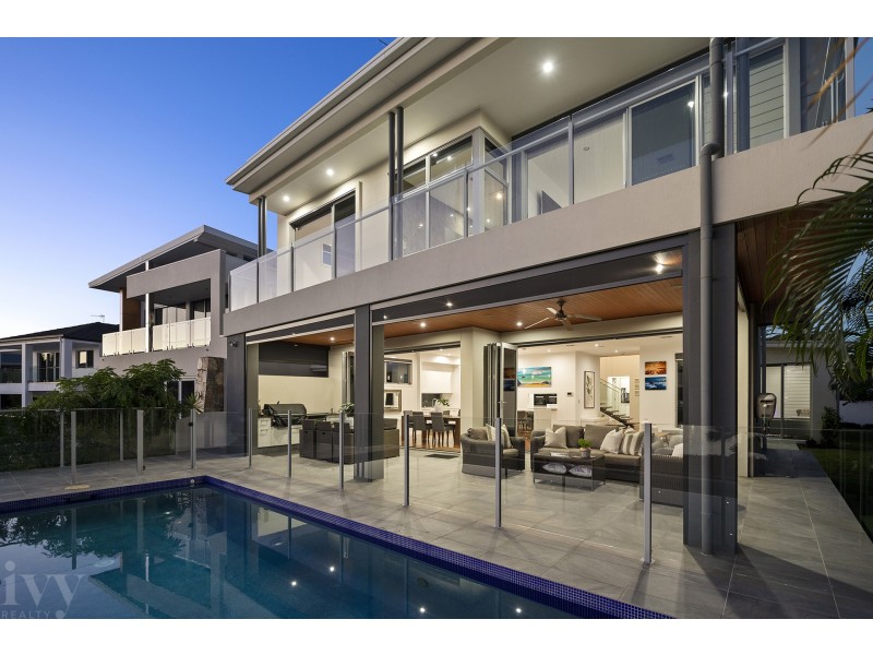 2 Hampton Court, Sovereign Islands QLD 4216