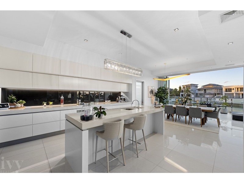 12 Royal Albert Crescent, Sovereign Islands QLD 4216