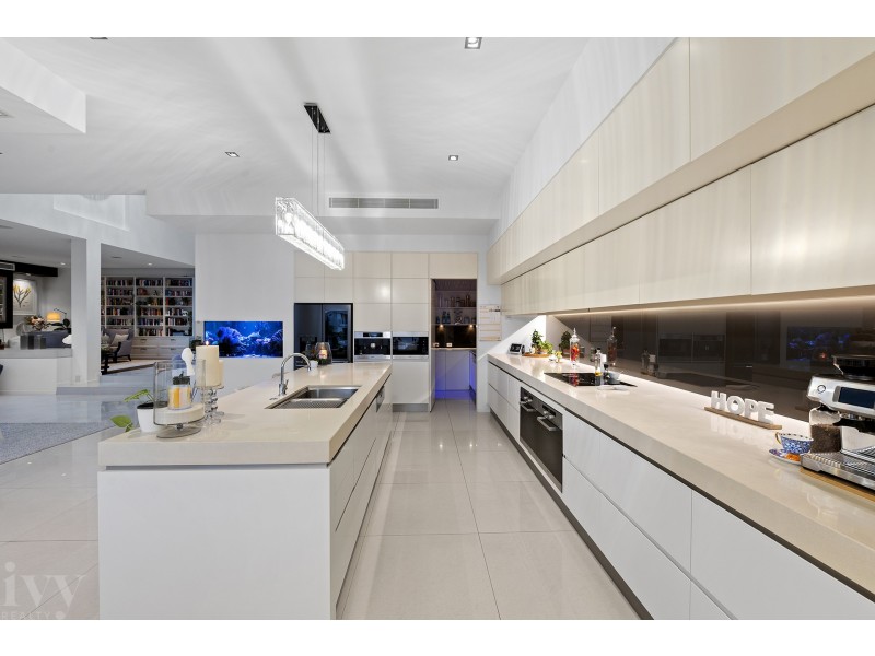 12 Royal Albert Crescent, Sovereign Islands QLD 4216