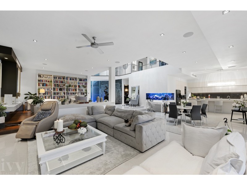 12 Royal Albert Crescent, Sovereign Islands QLD 4216