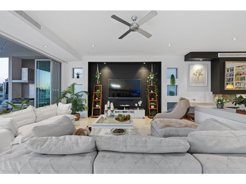 12 Royal Albert Crescent, Sovereign Islands QLD 4216