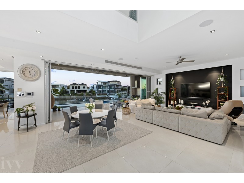 12 Royal Albert Crescent, Sovereign Islands QLD 4216