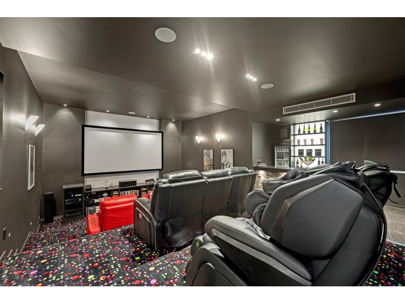 12 Royal Albert Crescent, Sovereign Islands QLD 4216