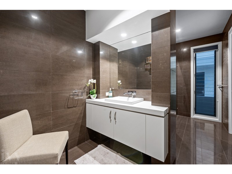 12 Royal Albert Crescent, Sovereign Islands QLD 4216