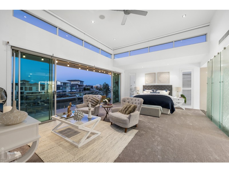 12 Royal Albert Crescent, Sovereign Islands QLD 4216