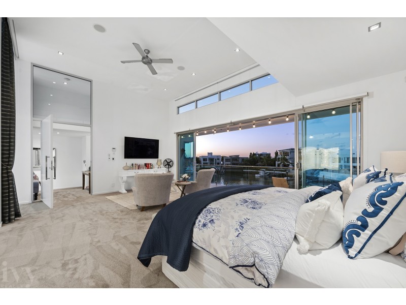 12 Royal Albert Crescent, Sovereign Islands QLD 4216