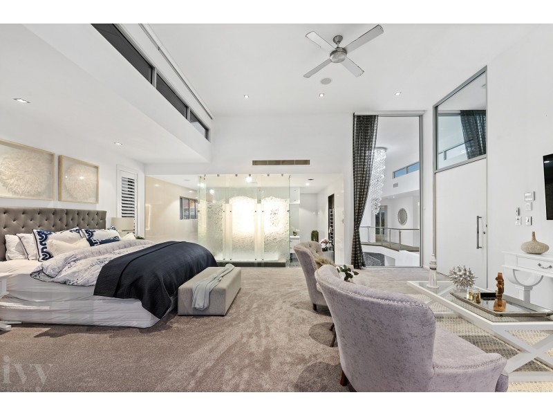 12 Royal Albert Crescent, Sovereign Islands QLD 4216