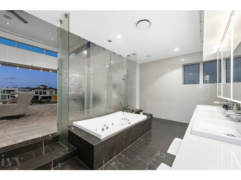 12 Royal Albert Crescent, Sovereign Islands QLD 4216