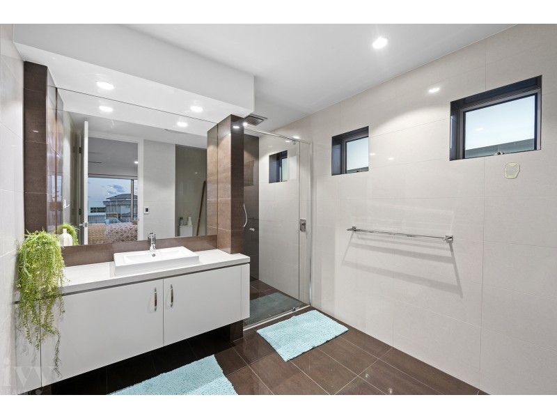 12 Royal Albert Crescent, Sovereign Islands QLD 4216