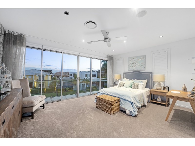 12 Royal Albert Crescent, Sovereign Islands QLD 4216